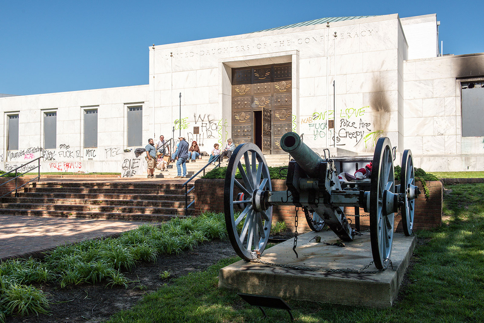 Armed defenders of the United Daughters of the Confederacy stand guard outside the national headquarters building after it was vandalized earlier this summer. Photo by <a href="https://evergib.com/">EVERGIB.</a> Armed defenders of the United Daughters of the Confederacy stand guard outside the national headquarters building after it was vandalized earlier this summer. Photo by <a href="https://evergib.com/">EVERGIB.</a>
