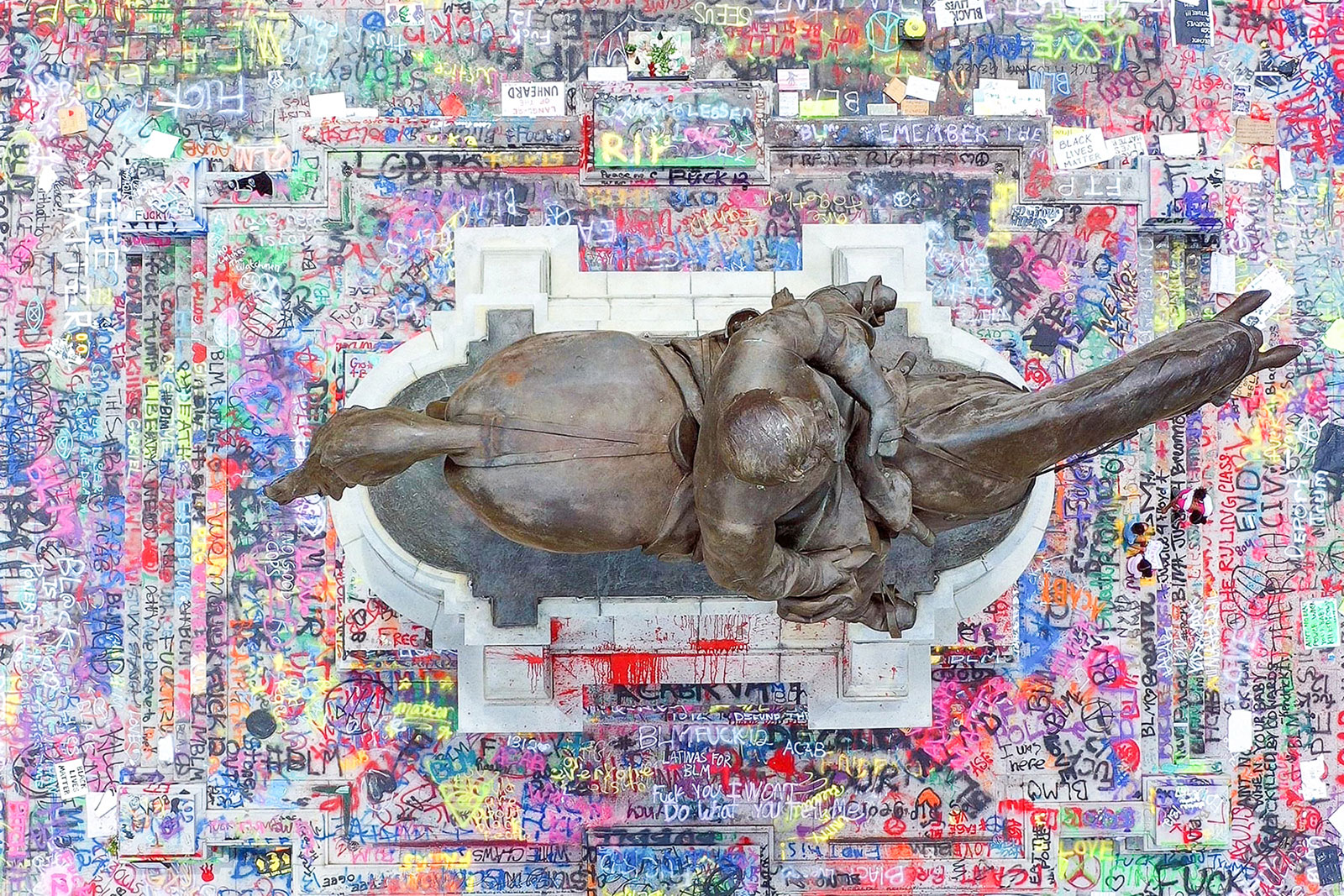 A drone image shows the colorful messages surrounding the statue of Confederate General Robert E. Lee on Monument Avenue in Richmond. Photo by John Biggs. A drone image shows the colorful messages surrounding the statue of Confederate General Robert E. Lee on Monument Avenue in Richmond. Photo by John Biggs.