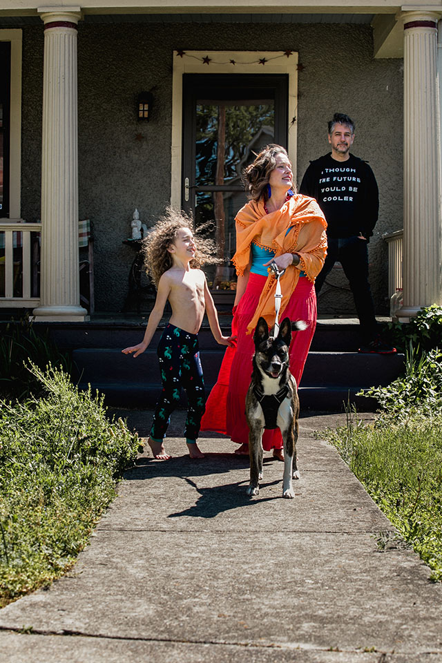 <a href="https://www.noahscalin.com/">Noah Scalin</a>, a renowned multi-media artist, stands behind his wife and daughter. Scalin is one of many RVA artists collaborating with <a href="https://whosham.com/">Hamilton Glass</a>, creator of the public art project <a href="https://mendingwallsrva.com/">Mending Walls</a>, a healing art project bringing awareness to current topics and connection through art. Photo by <a href="https://www.taniadelcarmen.com/">Tania del Carmen Fernández.</a> Noah Scalin